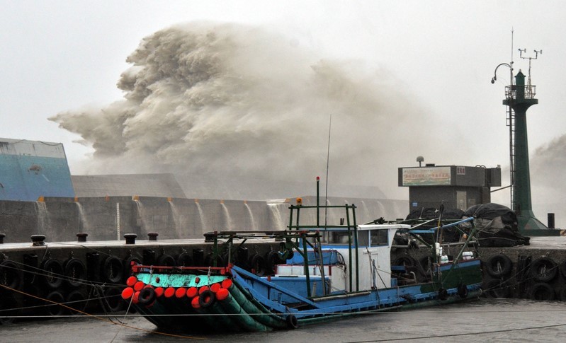 Bão Meranti có sức gió lên đến 300 km/h, giật 360 km/h, gây ra sóng lớn ở cảng Fugang, Đài Trung, Đài Loan (Trung Quốc). Đây được coi là cơn bão mạnh nhất thế giới trong năm nay. Ảnh: CNA