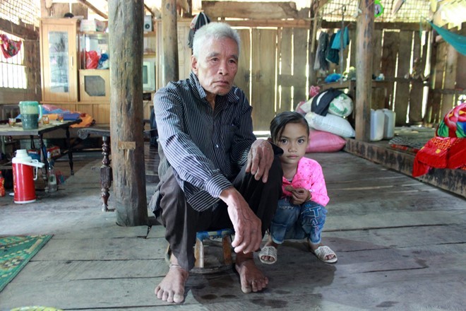 Bé gái 7 tuổi sống cùng ông ngoại sau khi cha mẹ qua đời. Ảnh: Hoàng Lam.