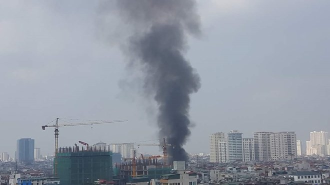 Cháy lớn trên phố Tân Mai, khói đen bốc cao hàng chục mét