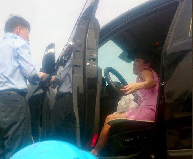 Không chấp hành mệnh lệnh, bà Hà cùng chiếc xe bị CSGT đưa về trạm để xử lý - Ảnh: A LỘC