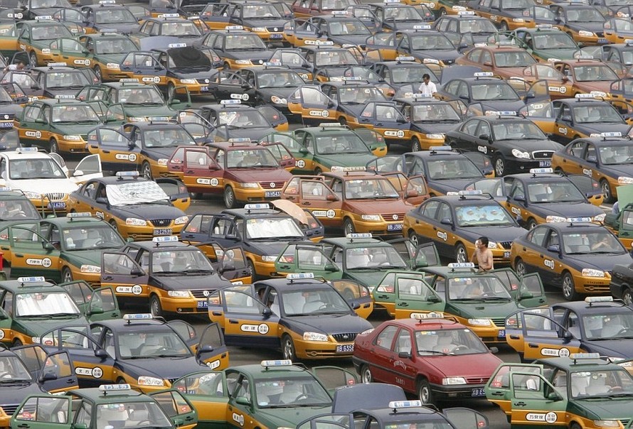 Với dân số toàn quốc hơn 1,3 tỷ người, nhiều đô thị Trung Quốc có mật độ dân cư cao và trở nên quá tải vào giờ cao điểm. Tắc nghẽn giao thông là một trong những hệ quả của việc gia tăng dân số. Đường phố không còn chỗ trống, những chiếc xe nằm bất động tr