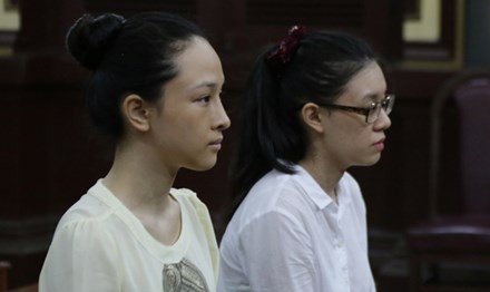 Hoa hậu Trương Hồ Phương Nga (bên trái) và bà Nguyễn Đức Thùy Dung tại phiên tòa. Ảnh: Tân Châu.