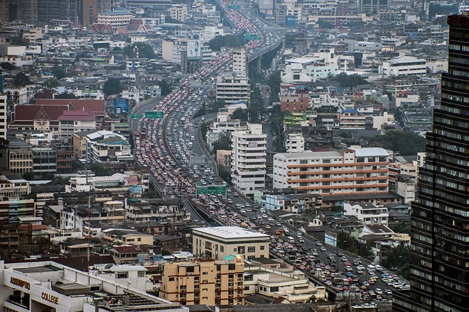 Dòng xe đông đúc trong giờ cao điểm buổi sáng ở Bangkok. Tele Atlas (Hà Lan), một trong những công ty định vị và thực hiện bản đồ lớn nhất thế giới, nhận định Bangkok là một trong 10 thành phố kẹt xe nghiêm trọng nhất thế giới, bên cạnh các đô thị như Thà
