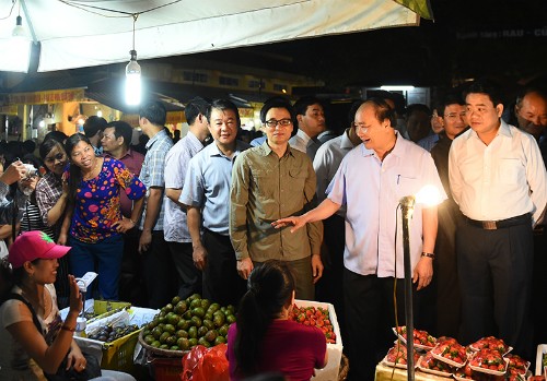 Lãnh đạo Chính phủ thị sát chợ đầu mối lớn ở Thủ đô. Ảnh: VGP/Quang Hiếu