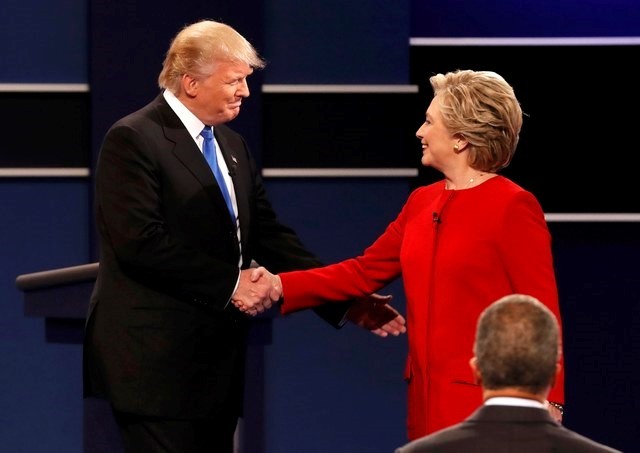 Donald Trump và Hillary Clinton bắt tay nhau ngay khi bước lên sân khấu của cuộc tranh luận tại Đại học Hofstra, New York, bang nhà của cả hai ứng viên. Điều khiển cuộc tranh luận là nhà báo, người dẫn chương trình của đài NBC Lester Holt. 