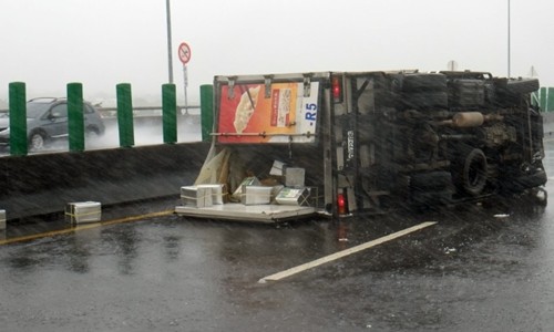 Sức gió của hoàn lưu bão Meranti làm lật xe tải chở hàng ở Đài Loan. Ảnh: CNA.