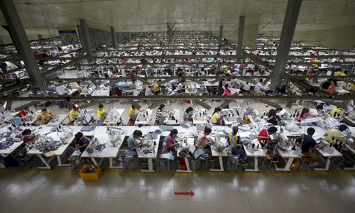 Các công nhân đang làm việc tại một nhà máy ở tỉnh Bắc Giang. Ảnh: Reuters.