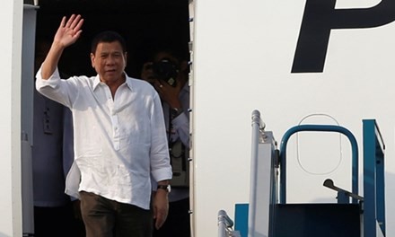 Tổng thống Philippines Rodrigo Duterte đến sân bay Nội Bài, Hà Nội. Ảnh: Reuters