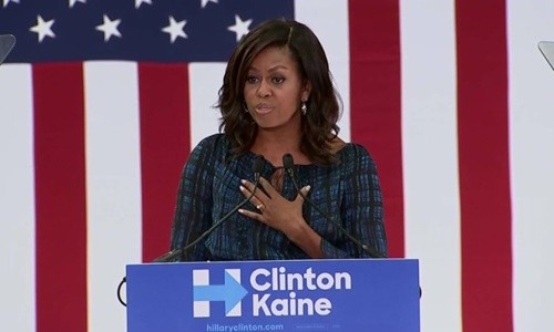 Đệ nhất phu nhân Mỹ Michelle Obama hôm qua phát biểu trước đám đông người ủng hộ bà Hillary Clinton tại Đại học La Salle ở Philadelphia. Ảnh: CNN