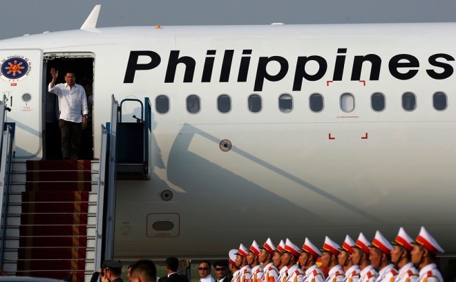 Ông Duterte chiều qua đặt chân đến sân bay Nội Bài, bắt đầu chuyến thăm Việt Nam kéo dài hai ngày. Ảnh: Reuters