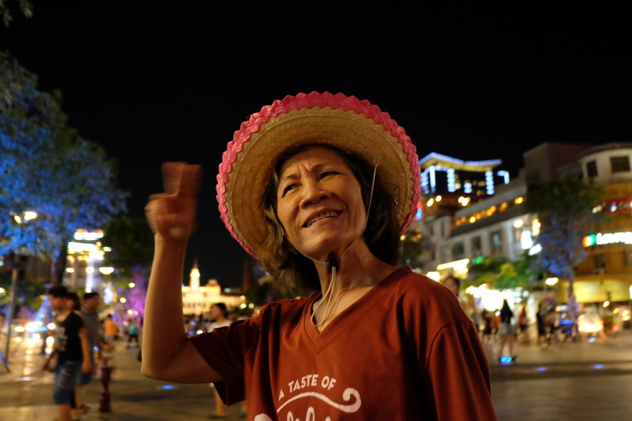 Cô Thảo đang "hát" trên phố đi bộ Nguyễn Huệ
