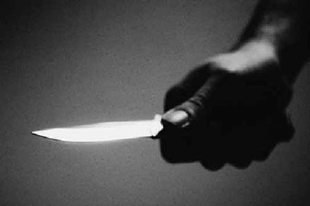 Tên cướp “ngáo đá” quậy tưng trụ sở công an, tự đâm mình 3 nhát dao