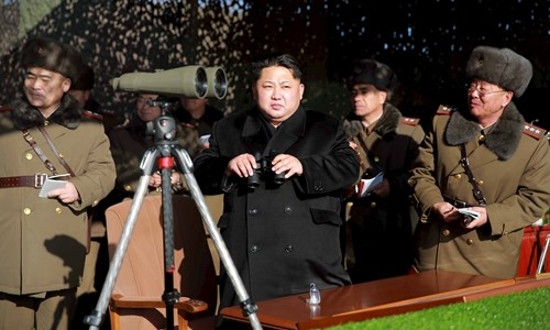 Nhà lãnh đạo Triều Tiên Kim Jong-un thị sát quân đội Triều Tiên tập trận. Ảnh: Japan Times.