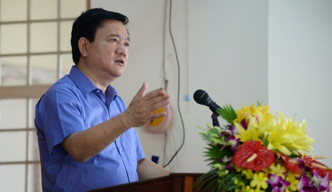 Bí thư Thành ủy TP.HCM Đinh La Thăng trả lời những kiến nghị của cử tri xã Phước Hiệp, huyện Củ Chi sáng 5-10 - Ảnh: THUẬN THẮNG