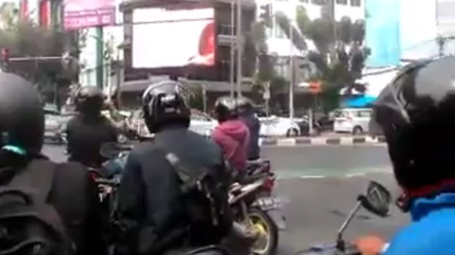 Người đi đường ở Jakarta bất ngờ khi thấy đoạn phim nhạy cảm. Ảnh: Twitter.