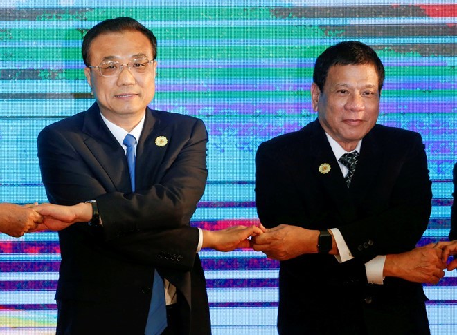 Thủ tướng Trung Quốc Lý Khắc Cường (trái) và Tổng thống Philippines Duterte tại hội nghị các nước ASEAN ở Lào tháng 9/2016. Ảnh: Reuters.