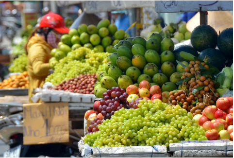 Đủ loại trái cây ngoại được bày bán với số lượng ngày càng tăng. 
