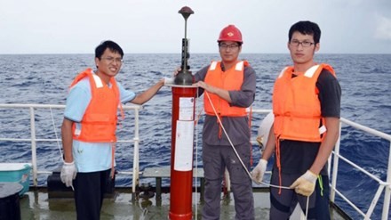 Các kỹ thuật viên Trung Quốc đang lắp đặt bộ cảm biến nổi ở biển Đông. Ảnh: South China Morning Post