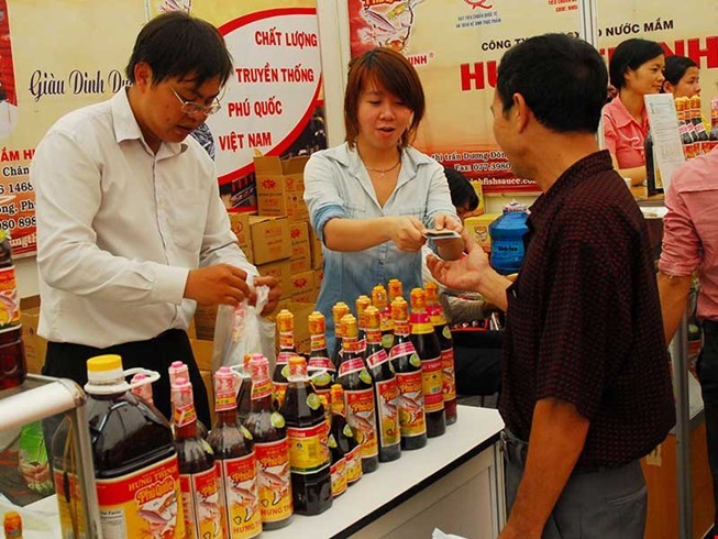 Người tiêu dùng chọn mua nước mắm tại hội chợ hàng Việt Nam chất lượng cao. Ảnh: HTD 