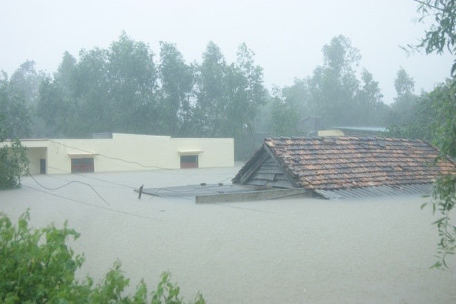 Hai ngày qua, áp thấp nhiệt đới đi vào đất liền gây mưa to đến rất to tại Quảng Bình, tổng lượng mưa phổ biến 400-500 mm, một số nơi hơn 500 mm.