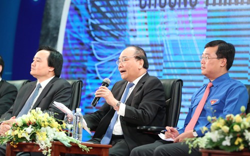 Thủ tướng Nguyễn Xuân Phúc chia sẻ ý kiến về khởi nghiệp với sinh viên. Ảnh: TN.