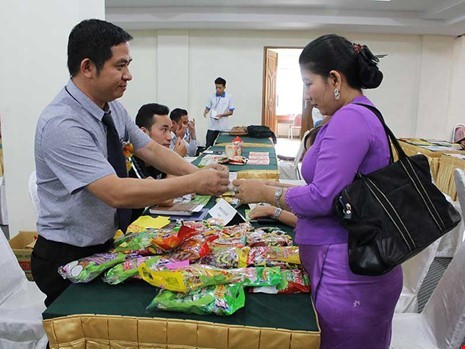 Myanmar được xem là thị trường tiềm năng nhưng DN Việt trầy trật mới đưa được hàng vào đây. 