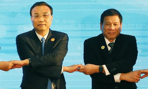 Thủ tướng Trung Quốc Lý Khắc Cường (trái) và ông Duterte trong hội nghị thượng đỉnh ASEAN ở Lào hồi tháng trước. Ảnh: AP