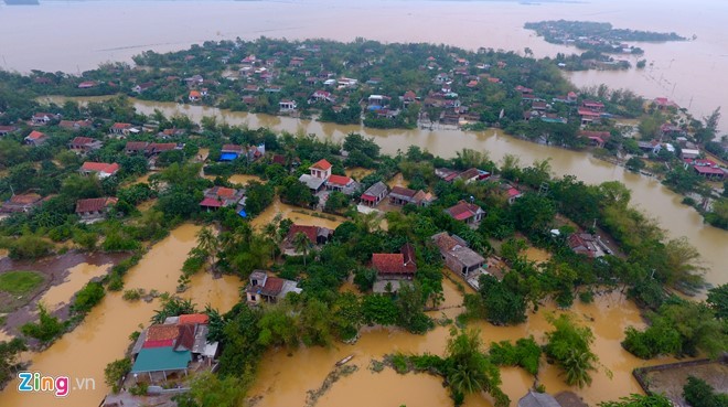 Trong khi nước đã rút trên hầu hết địa bàn của tỉnh Quảng Bình thì thôn Ngô Xá, Ngô Bắc của xã Sơn Thuỷ, huyện Lệ Thuỷ, Quảng Bình vẫn bị nước bao vây. 