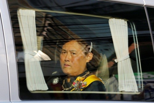 Công chúa Maha Chakri Sirindhorn trong đoàn xe rước linh cữu vua từ bệnh viện về Hoàng cung. Ảnh: Reuters