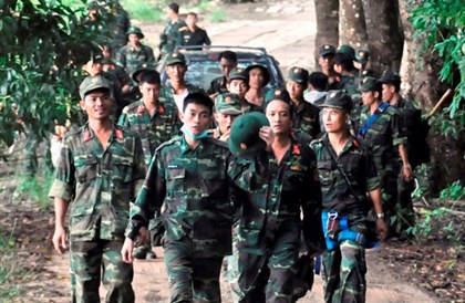 Lực lượng quân đội được điều động để đưa thi thể các phi công xuống chùa Kim Liên. Ảnh Việt Văn