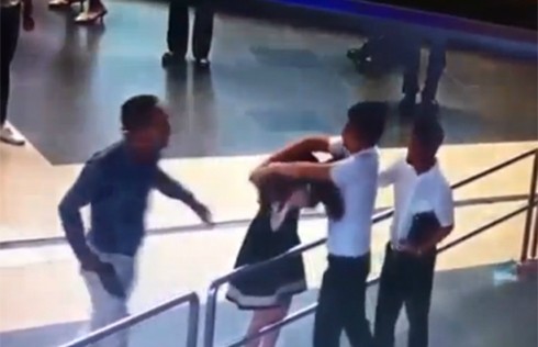 Hành khách nam hành hung nhân viên hàng không. Ảnh cắt từ camera sân bay Nội Bài.