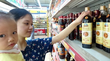 Người tiêu dùng lựa chọn nước mắm Phú Quốc tại siêu thị Fivimart (Hà Nội). 