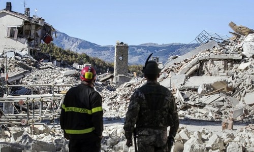 Nhiều ngôi nhà đổ sập sau động đất tại Italy hôm 30/10. Ảnh: AP
