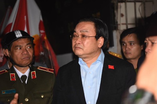 Bí thư Thành uỷ Hà Nội Hoàng Trung Hải có mặt ở hiện trường vụ cháy đêm 1/11. Ảnh: Giang Huy