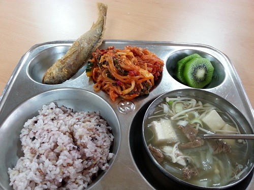 Học sinh và giáo viên ở Hàn Quốc ăn trưa cùng lúc với thực đơn giống nhau. 