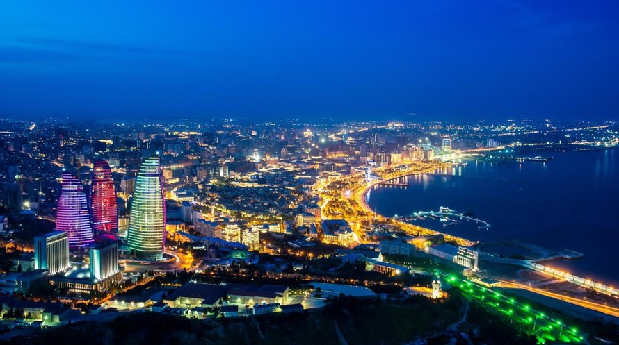 Cảnh đêm tại thủ đô Baku, Azerbaijan, hướng nhìn ra biển Caspi.
