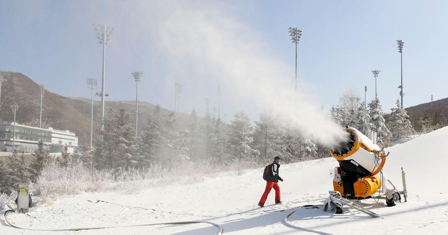 Máy phun tuyết nhân tạo tại Thế vận hội mùa đông Bắc Kinh 2022. Ảnh: Daily Mail.