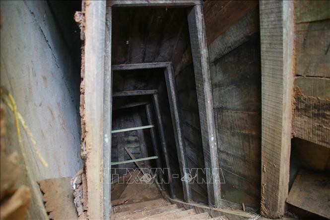 Cửa hầm số 11 bị hư hại nặng và đã bị đóng cửa để đảm bảo an toàn cho du khách. Ảnh: TTXVN