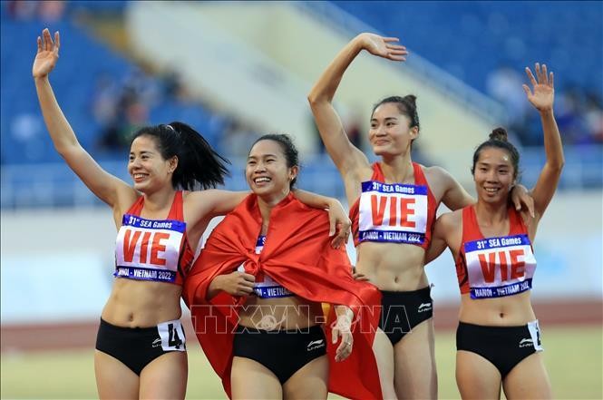 Các VĐV đội 4x400m tiếp sức nữ của Việt Nam ăn mừng chiến thắng. Ảnh: TTXVN