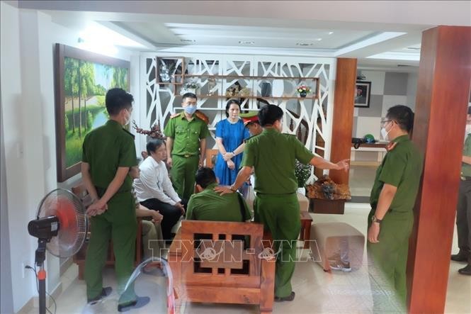 Bắt tạm giam Giám đốc CDC Đà Nẵng Tôn Thất Thạnh. Ảnh: TTXVN