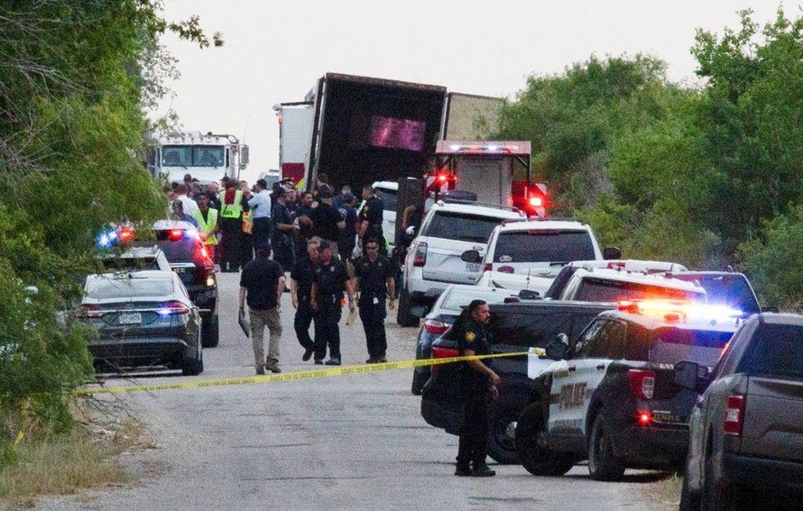Các nhân viên thực thi pháp luật bên chiếc xe đầu kéo chứa thi thể hơn 40 người di cư tại thành phố San Antonio, bang Texas. Ảnh: Reuters.