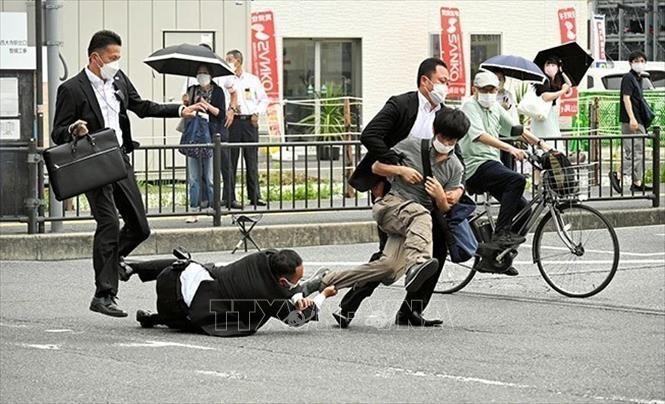Lực lượng an ninh bắt giữ nghi phạm sau khi cựu Thủ tướng Nhật Bản Abe Shinzo bị bắn tại thành phố Nara, ngày 8/7/2022. Ảnh: Mayumi Ueda/TTXVN
