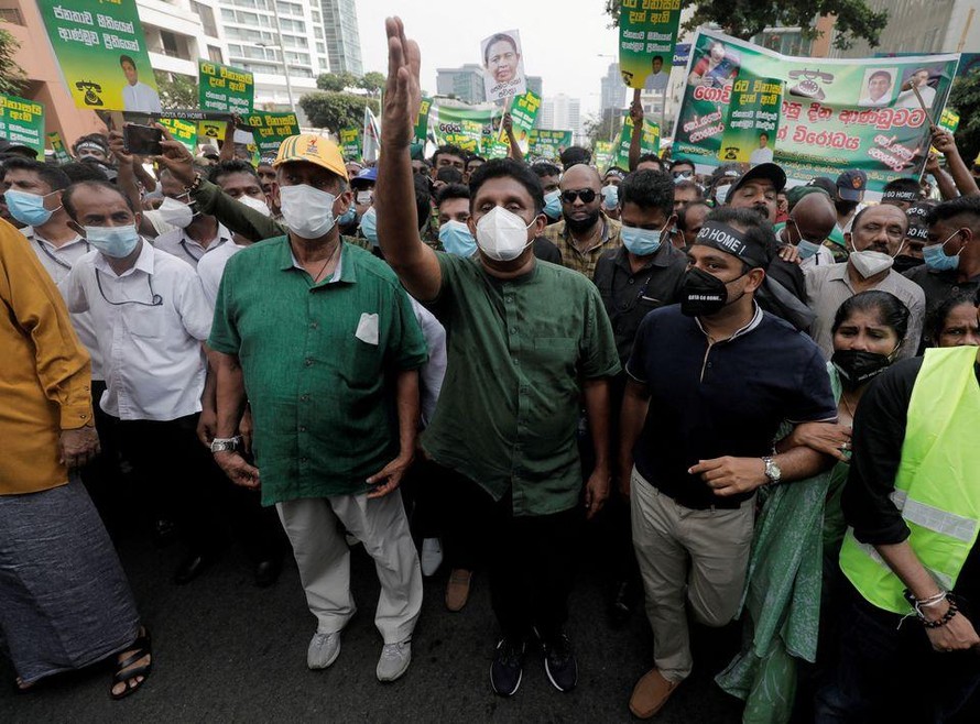 Sajith Premadasa, lãnh đạo đảng đối lập Samagi Jana Balawegaya (giơ tay) tham gia một cuộc biểu tình phản đối khủng hoảng kinh tế tại Colombo. Ảnh: Reuters