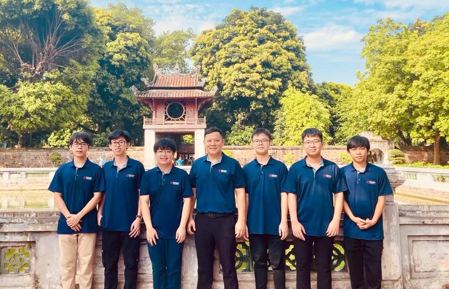 Đoàn học sinh Việt Nam tham dự Olympic Toán học quốc tế năm 2022 (IMO 2022).