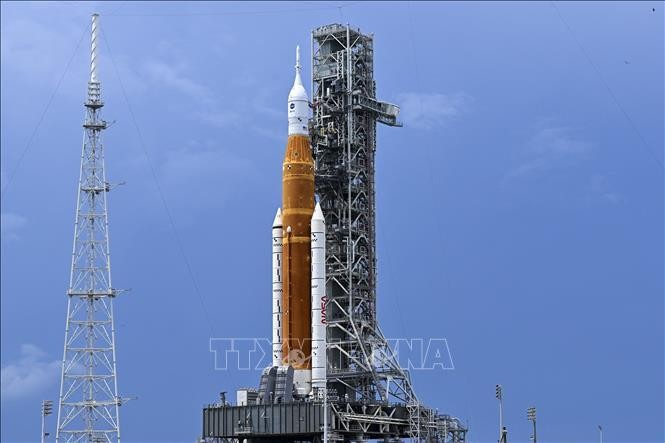 Tên lửa đẩy Artemis I mang theo tàu vũ trụ Orion được đặt trên bệ phóng ở trung tâm vũ trụ Kennedy thuộc Cape Canaveral, bang Florida (Mỹ) ngày 26/8/2022. Ảnh: AFP/TTXVN