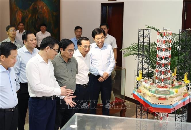 Thủ tướng Phạm Minh Chính tham quan mô hình khai thác dầu khí. Ảnh: TTXVN