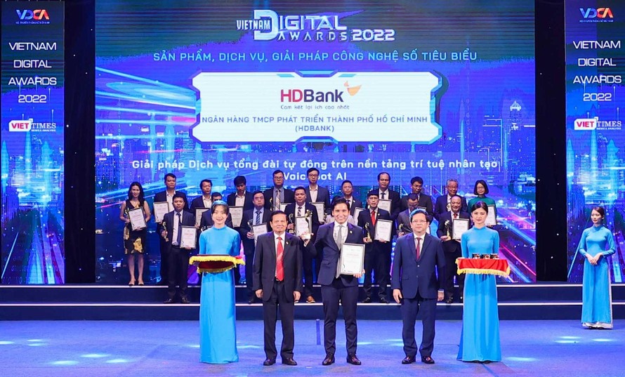 Ông Nguyễn Đức Dũng- Phó Giám đốc Trung tâm Chuyển đổi số HDBank (DTC)- đại diện HDBank- nhận Giải 