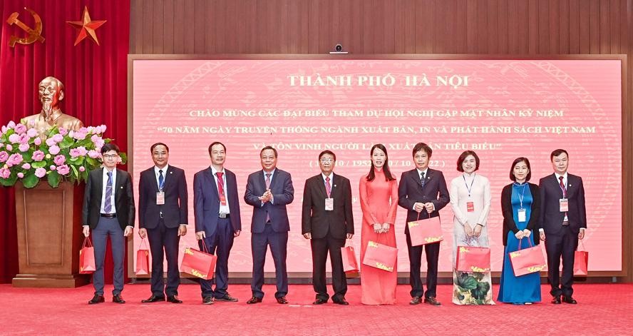 Phó Thành ủy Hà Nội Nguyễn Văn Phong tặng quà lưu niệm các đại biểu tiêu biểu của ngành Xuất bản, In và Phát hành sách Việt Nam.