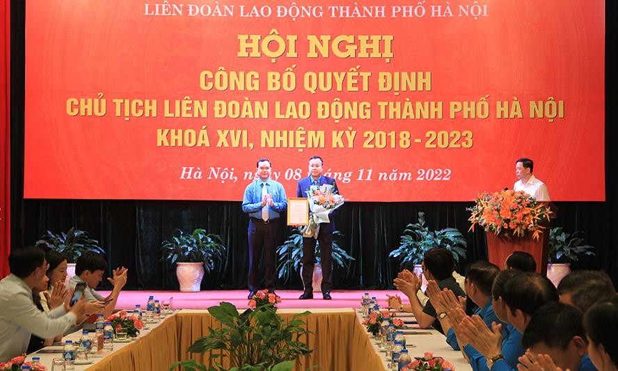 Chủ tịch Tổng Liên đoàn Lao động Việt Nam Nguyễn Đình Khang trao quyết định, chúc mừng tân Chủ tịch Liên đoàn Lao động thành phố Hà Nội Phạm Quang Thanh.