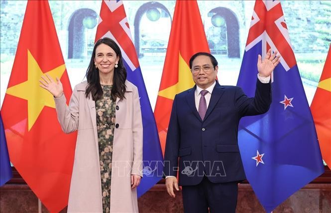 Thủ tướng Phạm Minh Chính và Thủ tướng New Zealand Jacinda Ardern. Ảnh: TTXVN